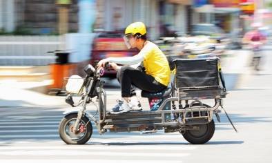 40°C高温下，外卖小哥蹲在大门口——苏尝餐饮